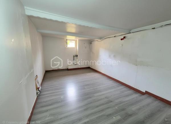 Mieux qu’un appartement !

À Livry-Gargan, secteur Sévigné, découvrez cette charmante maison de ville sans aucune charge de copropriété, située dans une rue pavillonnaire calme et recherchée.

Dès l’entrée, vous serez séduits par sa grande pièce de vie chaleureuse et lumineuse, ouverte sur une cuisine aménagée et entièrement équipée au style moderne.

Côté nuit, la maison propose 2 chambres, une salle d’eau ainsi qu’une suite parentale avec hammam privatif, véritable espace de détente.

Possibilité 3ème chambre à terminer.

À l’extérieur, profitez d’un espace cosy et intimiste avec jacuzzi, idéal pour vos moments de relaxation.

Les + :
• Pompe à chaleur
• Beaucoup de cachet
• Aucun travaux à prévoir
• Secteur calme et agréable

Une maison coup de cœur à visiter absolument !