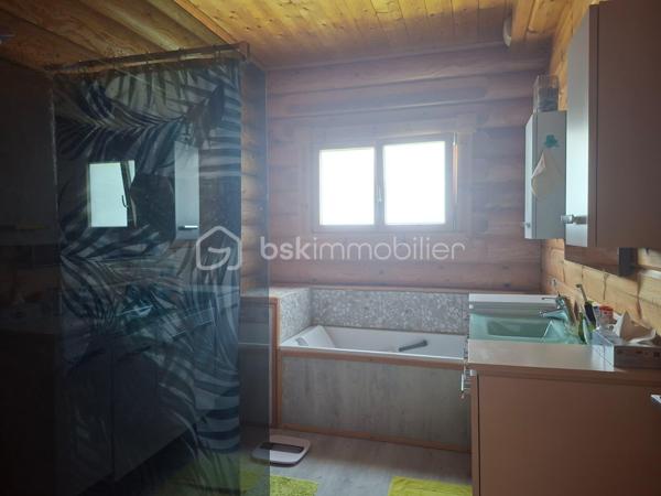 - A découvrir sans tarder !
Cette maison de 107m² de plein pied et sur un terrain de 1098m².
Elle offre un mélange unique de charme rustique et de confort moderne pour ceux qui recherchent un mode de vie harmonieux et durable.
Située en zone urbaine et au calme, elle est idéale pour ceux recherchant la tranquillité sans s'éloigner des commodités.

Avec ses 4 pièces, cette maison spacieuse s'articule sur un design fonctionnel.
Profitez d'un séjour lumineux avec son poêle à bois, de sa terrasse d'environs 18m² pour vos moments de détente, d'une cuisine équipée ouverte sur le salon et de 3 chambres qui font environs 11m².
Un garage de 22m², une dépendance de 18m², et 2 places de parking privatif équipé d'un portail électrique, complète le bien.

Opportunité à saisir pour une vie sereine ! Contactez Antonio Ribeiro pour visiter.