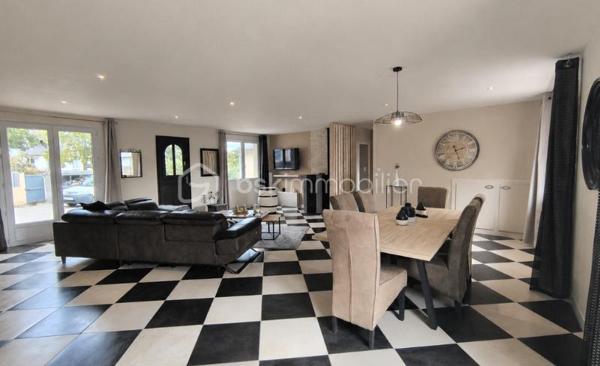 Cette maison familiale située dans le bourg de Chasné-sur-Illet est à seulement quelques pas des écoles et des commerces.
Les points forts de cette maison:
-	Chasné sur Illet (secteur nord de Rennes recherché), village adjacent à Liffré (5km)
-	Maison plain pied
-	Maison non mitoyenne
-	Nombreux rangements
-	Belle luminosité
-	Buanderie
-	Magnifique pièce à vivre
-	Grande cuisine
-	3 chambres possibilité 4
-	Entièrement clôturée  
-       Terrasse exposée Sud
-       Atelier
-       Rangements/dressings dans chaque chambre...

Les extérieurs : 
Implantée sur un terrain clos de 699 m² - Maison familiale - Cour en enrobé permettant de stationner plusieurs véhicules - Portail coulissant et portillon en aluminium - Cabanon/atelier idéal pour le rangement ou le bricolage - Deux terrasses exposées plein sud - Store banne - Profiter des beaux jours en toute tranquillité.

La maison :
Plain-pied... Rare ! - Maison de près de 140m² - Volumes généreux - Belle luminosité avec une double exposition et lumière traversante -  Vaste pièce de vie traversante nord/sud d’environ 60 m² ouverte sur la terrasse, offrant un espace de vie convivial et chaleureux, sublimé par un poêle à granulés - La cuisine, spacieuse, aménagée et entièrement équipée, séduira les amateurs de convivialité avec ses nombreux rangements, ses grands plans de travail et son espace repas. Buanderie attenante, pensée comme une véritable cuisine secondaire, vient compléter cet espace avec un confort rare au quotidien 

Côté nuit à l'opposé de l'espace de vie pour plus de tranquillité -  Trois chambres sur parquet - Première chambre d’environ 10 m² avec placard - Deux plus grandes chambres de plus de 18 m² chacune, également dotées de rangements intégrés de style dressing - La salle d’eau moderne dispose d’une douche à l’italienne (receveur ultra-plat), d’une double vasque et d’une fenêtre apportant lumière naturelle et ventilation - Toilettes suspendues séparées.

Côté technique :
Assainissement collectif - Chauffage mixte (granulés + radiateurs électriques haut de gamme) - Menuiseries PVC double vitrage - Faibles consommation énergétiques - Bonne isolation - Maison en briques : meilleur isolant.

Le secteur : 
Située à seulement 5 minutes du centre de Liffré, en plein cœur du bourg de Chasné-sur-Illet, cette maison familiale vous séduira par son environnement calme et agréable, à proximité immédiate des commerces et des écoles accessibles à pied. Située dans une commune dynamique alliant charme de la campagne et proximité de Rennes, vous profiterez de commerces, écoles, services et d’un accès rapide aux axes routiers vers Liffré 35340 et Saint-Aubin-d’Aubigné. Un cadre calme et agréable, idéal pour une vie de famille tout en restant connecté à la métropole rennaise. J'attends votre appel pour répondre à vos questions et planifier une visite.

Dans le cadre de votre projet d’acquisition et conformément aux dispositions de la loi ELAN, nous souhaitons vous informer de vos droits avant la visite du bien que vous envisagez. Nous vous rappelons que vous avez la possibilité de vous faire accompagner, lors de la visite, par un professionnel de la construction de votre choix (architecte, expert en bâtiment, maître d’œuvre, artisan, etc.). Cette démarche peut vous permettre d’obtenir un avis technique éclairé sur l’état du bien, d’identifier d’éventuels travaux à prévoir et de sécuriser votre projet d’acquisition. Nous vous remercions de bien vouloir nous informer en amont de la visite si vous souhaitez être accompagné(e), afin de faciliter l’organisation de celle-ci dans les meilleures conditions.