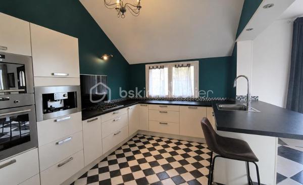 Cette maison familiale située dans le bourg de Chasné-sur-Illet est à seulement quelques pas des écoles et des commerces.
Les points forts de cette maison:
-	Chasné sur Illet (secteur nord de Rennes recherché), village adjacent à Liffré (5km)
-	Maison plain pied
-	Maison non mitoyenne
-	Nombreux rangements
-	Belle luminosité
-	Buanderie
-	Magnifique pièce à vivre
-	Grande cuisine
-	3 chambres possibilité 4
-	Entièrement clôturée  
-       Terrasse exposée Sud
-       Atelier
-       Rangements/dressings dans chaque chambre...

Les extérieurs : 
Implantée sur un terrain clos de 699 m² - Maison familiale - Cour en enrobé permettant de stationner plusieurs véhicules - Portail coulissant et portillon en aluminium - Cabanon/atelier idéal pour le rangement ou le bricolage - Deux terrasses exposées plein sud - Store banne - Profiter des beaux jours en toute tranquillité.

La maison :
Plain-pied... Rare ! - Maison de près de 140m² - Volumes généreux - Belle luminosité avec une double exposition et lumière traversante -  Vaste pièce de vie traversante nord/sud d’environ 60 m² ouverte sur la terrasse, offrant un espace de vie convivial et chaleureux, sublimé par un poêle à granulés - La cuisine, spacieuse, aménagée et entièrement équipée, séduira les amateurs de convivialité avec ses nombreux rangements, ses grands plans de travail et son espace repas. Buanderie attenante, pensée comme une véritable cuisine secondaire, vient compléter cet espace avec un confort rare au quotidien 

Côté nuit à l'opposé de l'espace de vie pour plus de tranquillité -  Trois chambres sur parquet - Première chambre d’environ 10 m² avec placard - Deux plus grandes chambres de plus de 18 m² chacune, également dotées de rangements intégrés de style dressing - La salle d’eau moderne dispose d’une douche à l’italienne (receveur ultra-plat), d’une double vasque et d’une fenêtre apportant lumière naturelle et ventilation - Toilettes suspendues séparées.

Côté technique :
Assainissement collectif - Chauffage mixte (granulés + radiateurs électriques haut de gamme) - Menuiseries PVC double vitrage - Faibles consommation énergétiques - Bonne isolation - Maison en briques : meilleur isolant.

Le secteur : 
Située à seulement 5 minutes du centre de Liffré, en plein cœur du bourg de Chasné-sur-Illet, cette maison familiale vous séduira par son environnement calme et agréable, à proximité immédiate des commerces et des écoles accessibles à pied. Située dans une commune dynamique alliant charme de la campagne et proximité de Rennes, vous profiterez de commerces, écoles, services et d’un accès rapide aux axes routiers vers Liffré 35340 et Saint-Aubin-d’Aubigné. Un cadre calme et agréable, idéal pour une vie de famille tout en restant connecté à la métropole rennaise. J'attends votre appel pour répondre à vos questions et planifier une visite.

Dans le cadre de votre projet d’acquisition et conformément aux dispositions de la loi ELAN, nous souhaitons vous informer de vos droits avant la visite du bien que vous envisagez. Nous vous rappelons que vous avez la possibilité de vous faire accompagner, lors de la visite, par un professionnel de la construction de votre choix (architecte, expert en bâtiment, maître d’œuvre, artisan, etc.). Cette démarche peut vous permettre d’obtenir un avis technique éclairé sur l’état du bien, d’identifier d’éventuels travaux à prévoir et de sécuriser votre projet d’acquisition. Nous vous remercions de bien vouloir nous informer en amont de la visite si vous souhaitez être accompagné(e), afin de faciliter l’organisation de celle-ci dans les meilleures conditions.
