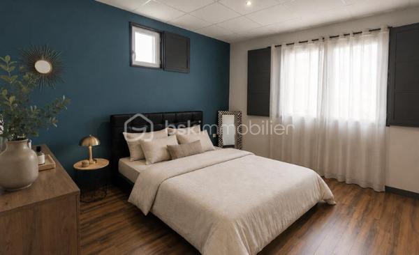 Cette maison familiale située dans le bourg de Chasné-sur-Illet est à seulement quelques pas des écoles et des commerces.
Les points forts de cette maison:
-	Chasné sur Illet (secteur nord de Rennes recherché), village adjacent à Liffré (5km)
-	Maison plain pied
-	Maison non mitoyenne
-	Nombreux rangements
-	Belle luminosité
-	Buanderie
-	Magnifique pièce à vivre
-	Grande cuisine
-	3 chambres possibilité 4
-	Entièrement clôturée  
-       Terrasse exposée Sud
-       Atelier
-       Rangements/dressings dans chaque chambre...

Les extérieurs : 
Implantée sur un terrain clos de 699 m² - Maison familiale - Cour en enrobé permettant de stationner plusieurs véhicules - Portail coulissant et portillon en aluminium - Cabanon/atelier idéal pour le rangement ou le bricolage - Deux terrasses exposées plein sud - Store banne - Profiter des beaux jours en toute tranquillité.

La maison :
Plain-pied... Rare ! - Maison de près de 140m² - Volumes généreux - Belle luminosité avec une double exposition et lumière traversante -  Vaste pièce de vie traversante nord/sud d’environ 60 m² ouverte sur la terrasse, offrant un espace de vie convivial et chaleureux, sublimé par un poêle à granulés - La cuisine, spacieuse, aménagée et entièrement équipée, séduira les amateurs de convivialité avec ses nombreux rangements, ses grands plans de travail et son espace repas. Buanderie attenante, pensée comme une véritable cuisine secondaire, vient compléter cet espace avec un confort rare au quotidien 

Côté nuit à l'opposé de l'espace de vie pour plus de tranquillité -  Trois chambres sur parquet - Première chambre d’environ 10 m² avec placard - Deux plus grandes chambres de plus de 18 m² chacune, également dotées de rangements intégrés de style dressing - La salle d’eau moderne dispose d’une douche à l’italienne (receveur ultra-plat), d’une double vasque et d’une fenêtre apportant lumière naturelle et ventilation - Toilettes suspendues séparées.

Côté technique :
Assainissement collectif - Chauffage mixte (granulés + radiateurs électriques haut de gamme) - Menuiseries PVC double vitrage - Faibles consommation énergétiques - Bonne isolation - Maison en briques : meilleur isolant.

Le secteur : 
Située à seulement 5 minutes du centre de Liffré, en plein cœur du bourg de Chasné-sur-Illet, cette maison familiale vous séduira par son environnement calme et agréable, à proximité immédiate des commerces et des écoles accessibles à pied. Située dans une commune dynamique alliant charme de la campagne et proximité de Rennes, vous profiterez de commerces, écoles, services et d’un accès rapide aux axes routiers vers Liffré 35340 et Saint-Aubin-d’Aubigné. Un cadre calme et agréable, idéal pour une vie de famille tout en restant connecté à la métropole rennaise. J'attends votre appel pour répondre à vos questions et planifier une visite.

Dans le cadre de votre projet d’acquisition et conformément aux dispositions de la loi ELAN, nous souhaitons vous informer de vos droits avant la visite du bien que vous envisagez. Nous vous rappelons que vous avez la possibilité de vous faire accompagner, lors de la visite, par un professionnel de la construction de votre choix (architecte, expert en bâtiment, maître d’œuvre, artisan, etc.). Cette démarche peut vous permettre d’obtenir un avis technique éclairé sur l’état du bien, d’identifier d’éventuels travaux à prévoir et de sécuriser votre projet d’acquisition. Nous vous remercions de bien vouloir nous informer en amont de la visite si vous souhaitez être accompagné(e), afin de faciliter l’organisation de celle-ci dans les meilleures conditions.