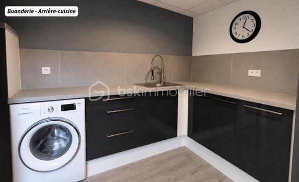 Cette maison familiale située dans le bourg de Chasné-sur-Illet est à seulement quelques pas des écoles et des commerces.
Les points forts de cette maison:
-	Chasné sur Illet (secteur nord de Rennes recherché), village adjacent à Liffré (5km)
-	Maison plain pied
-	Maison non mitoyenne
-	Nombreux rangements
-	Belle luminosité
-	Buanderie
-	Magnifique pièce à vivre
-	Grande cuisine
-	3 chambres possibilité 4
-	Entièrement clôturée  
-       Terrasse exposée Sud
-       Atelier
-       Rangements/dressings dans chaque chambre...

Les extérieurs : 
Implantée sur un terrain clos de 699 m² - Maison familiale - Cour en enrobé permettant de stationner plusieurs véhicules - Portail coulissant et portillon en aluminium - Cabanon/atelier idéal pour le rangement ou le bricolage - Deux terrasses exposées plein sud - Store banne - Profiter des beaux jours en toute tranquillité.

La maison :
Plain-pied... Rare ! - Maison de près de 140m² - Volumes généreux - Belle luminosité avec une double exposition et lumière traversante -  Vaste pièce de vie traversante nord/sud d’environ 60 m² ouverte sur la terrasse, offrant un espace de vie convivial et chaleureux, sublimé par un poêle à granulés - La cuisine, spacieuse, aménagée et entièrement équipée, séduira les amateurs de convivialité avec ses nombreux rangements, ses grands plans de travail et son espace repas. Buanderie attenante, pensée comme une véritable cuisine secondaire, vient compléter cet espace avec un confort rare au quotidien 

Côté nuit à l'opposé de l'espace de vie pour plus de tranquillité -  Trois chambres sur parquet - Première chambre d’environ 10 m² avec placard - Deux plus grandes chambres de plus de 18 m² chacune, également dotées de rangements intégrés de style dressing - La salle d’eau moderne dispose d’une douche à l’italienne (receveur ultra-plat), d’une double vasque et d’une fenêtre apportant lumière naturelle et ventilation - Toilettes suspendues séparées.

Côté technique :
Assainissement collectif - Chauffage mixte (granulés + radiateurs électriques haut de gamme) - Menuiseries PVC double vitrage - Faibles consommation énergétiques - Bonne isolation - Maison en briques : meilleur isolant.

Le secteur : 
Située à seulement 5 minutes du centre de Liffré, en plein cœur du bourg de Chasné-sur-Illet, cette maison familiale vous séduira par son environnement calme et agréable, à proximité immédiate des commerces et des écoles accessibles à pied. Située dans une commune dynamique alliant charme de la campagne et proximité de Rennes, vous profiterez de commerces, écoles, services et d’un accès rapide aux axes routiers vers Liffré 35340 et Saint-Aubin-d’Aubigné. Un cadre calme et agréable, idéal pour une vie de famille tout en restant connecté à la métropole rennaise. J'attends votre appel pour répondre à vos questions et planifier une visite.

Dans le cadre de votre projet d’acquisition et conformément aux dispositions de la loi ELAN, nous souhaitons vous informer de vos droits avant la visite du bien que vous envisagez. Nous vous rappelons que vous avez la possibilité de vous faire accompagner, lors de la visite, par un professionnel de la construction de votre choix (architecte, expert en bâtiment, maître d’œuvre, artisan, etc.). Cette démarche peut vous permettre d’obtenir un avis technique éclairé sur l’état du bien, d’identifier d’éventuels travaux à prévoir et de sécuriser votre projet d’acquisition. Nous vous remercions de bien vouloir nous informer en amont de la visite si vous souhaitez être accompagné(e), afin de faciliter l’organisation de celle-ci dans les meilleures conditions.