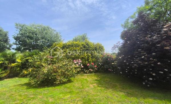 Cette maison familiale située dans le bourg de Chasné-sur-Illet est à seulement quelques pas des écoles et des commerces.
Les points forts de cette maison:
-	Chasné sur Illet (secteur nord de Rennes recherché), village adjacent à Liffré (5km)
-	Maison plain pied
-	Maison non mitoyenne
-	Nombreux rangements
-	Belle luminosité
-	Buanderie
-	Magnifique pièce à vivre
-	Grande cuisine
-	3 chambres possibilité 4
-	Entièrement clôturée  
-       Terrasse exposée Sud
-       Atelier
-       Rangements/dressings dans chaque chambre...

Les extérieurs : 
Implantée sur un terrain clos de 699 m² - Maison familiale - Cour en enrobé permettant de stationner plusieurs véhicules - Portail coulissant et portillon en aluminium - Cabanon/atelier idéal pour le rangement ou le bricolage - Deux terrasses exposées plein sud - Store banne - Profiter des beaux jours en toute tranquillité.

La maison :
Plain-pied... Rare ! - Maison de près de 140m² - Volumes généreux - Belle luminosité avec une double exposition et lumière traversante -  Vaste pièce de vie traversante nord/sud d’environ 60 m² ouverte sur la terrasse, offrant un espace de vie convivial et chaleureux, sublimé par un poêle à granulés - La cuisine, spacieuse, aménagée et entièrement équipée, séduira les amateurs de convivialité avec ses nombreux rangements, ses grands plans de travail et son espace repas. Buanderie attenante, pensée comme une véritable cuisine secondaire, vient compléter cet espace avec un confort rare au quotidien 

Côté nuit à l'opposé de l'espace de vie pour plus de tranquillité -  Trois chambres sur parquet - Première chambre d’environ 10 m² avec placard - Deux plus grandes chambres de plus de 18 m² chacune, également dotées de rangements intégrés de style dressing - La salle d’eau moderne dispose d’une douche à l’italienne (receveur ultra-plat), d’une double vasque et d’une fenêtre apportant lumière naturelle et ventilation - Toilettes suspendues séparées.

Côté technique :
Assainissement collectif - Chauffage mixte (granulés + radiateurs électriques haut de gamme) - Menuiseries PVC double vitrage - Faibles consommation énergétiques - Bonne isolation - Maison en briques : meilleur isolant.

Le secteur : 
Située à seulement 5 minutes du centre de Liffré, en plein cœur du bourg de Chasné-sur-Illet, cette maison familiale vous séduira par son environnement calme et agréable, à proximité immédiate des commerces et des écoles accessibles à pied. Située dans une commune dynamique alliant charme de la campagne et proximité de Rennes, vous profiterez de commerces, écoles, services et d’un accès rapide aux axes routiers vers Liffré 35340 et Saint-Aubin-d’Aubigné. Un cadre calme et agréable, idéal pour une vie de famille tout en restant connecté à la métropole rennaise. J'attends votre appel pour répondre à vos questions et planifier une visite.

Dans le cadre de votre projet d’acquisition et conformément aux dispositions de la loi ELAN, nous souhaitons vous informer de vos droits avant la visite du bien que vous envisagez. Nous vous rappelons que vous avez la possibilité de vous faire accompagner, lors de la visite, par un professionnel de la construction de votre choix (architecte, expert en bâtiment, maître d’œuvre, artisan, etc.). Cette démarche peut vous permettre d’obtenir un avis technique éclairé sur l’état du bien, d’identifier d’éventuels travaux à prévoir et de sécuriser votre projet d’acquisition. Nous vous remercions de bien vouloir nous informer en amont de la visite si vous souhaitez être accompagné(e), afin de faciliter l’organisation de celle-ci dans les meilleures conditions.