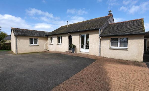 Cette maison familiale située dans le bourg de Chasné-sur-Illet est à seulement quelques pas des écoles et des commerces.
Les points forts de cette maison:
-	Chasné sur Illet (secteur nord de Rennes recherché), village adjacent à Liffré (5km)
-	Maison plain pied
-	Maison non mitoyenne
-	Nombreux rangements
-	Belle luminosité
-	Buanderie
-	Magnifique pièce à vivre
-	Grande cuisine
-	3 chambres possibilité 4
-	Entièrement clôturée  
-       Terrasse exposée Sud
-       Atelier
-       Rangements/dressings dans chaque chambre...

Les extérieurs : 
Implantée sur un terrain clos de 699 m² - Maison familiale - Cour en enrobé permettant de stationner plusieurs véhicules - Portail coulissant et portillon en aluminium - Cabanon/atelier idéal pour le rangement ou le bricolage - Deux terrasses exposées plein sud - Store banne - Profiter des beaux jours en toute tranquillité.

La maison :
Plain-pied... Rare ! - Maison de près de 140m² - Volumes généreux - Belle luminosité avec une double exposition et lumière traversante -  Vaste pièce de vie traversante nord/sud d’environ 60 m² ouverte sur la terrasse, offrant un espace de vie convivial et chaleureux, sublimé par un poêle à granulés - La cuisine, spacieuse, aménagée et entièrement équipée, séduira les amateurs de convivialité avec ses nombreux rangements, ses grands plans de travail et son espace repas. Buanderie attenante, pensée comme une véritable cuisine secondaire, vient compléter cet espace avec un confort rare au quotidien 

Côté nuit à l'opposé de l'espace de vie pour plus de tranquillité -  Trois chambres sur parquet - Première chambre d’environ 10 m² avec placard - Deux plus grandes chambres de plus de 18 m² chacune, également dotées de rangements intégrés de style dressing - La salle d’eau moderne dispose d’une douche à l’italienne (receveur ultra-plat), d’une double vasque et d’une fenêtre apportant lumière naturelle et ventilation - Toilettes suspendues séparées.

Côté technique :
Assainissement collectif - Chauffage mixte (granulés + radiateurs électriques haut de gamme) - Menuiseries PVC double vitrage - Faibles consommation énergétiques - Bonne isolation - Maison en briques : meilleur isolant.

Le secteur : 
Située à seulement 5 minutes du centre de Liffré, en plein cœur du bourg de Chasné-sur-Illet, cette maison familiale vous séduira par son environnement calme et agréable, à proximité immédiate des commerces et des écoles accessibles à pied. Située dans une commune dynamique alliant charme de la campagne et proximité de Rennes, vous profiterez de commerces, écoles, services et d’un accès rapide aux axes routiers vers Liffré 35340 et Saint-Aubin-d’Aubigné. Un cadre calme et agréable, idéal pour une vie de famille tout en restant connecté à la métropole rennaise. J'attends votre appel pour répondre à vos questions et planifier une visite.

Dans le cadre de votre projet d’acquisition et conformément aux dispositions de la loi ELAN, nous souhaitons vous informer de vos droits avant la visite du bien que vous envisagez. Nous vous rappelons que vous avez la possibilité de vous faire accompagner, lors de la visite, par un professionnel de la construction de votre choix (architecte, expert en bâtiment, maître d’œuvre, artisan, etc.). Cette démarche peut vous permettre d’obtenir un avis technique éclairé sur l’état du bien, d’identifier d’éventuels travaux à prévoir et de sécuriser votre projet d’acquisition. Nous vous remercions de bien vouloir nous informer en amont de la visite si vous souhaitez être accompagné(e), afin de faciliter l’organisation de celle-ci dans les meilleures conditions.