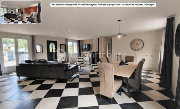 Cette maison familiale située dans le bourg de Chasné-sur-Illet est à seulement quelques pas des écoles et des commerces.
Les points forts de cette maison:
-	Chasné sur Illet (secteur nord de Rennes recherché), village adjacent à Liffré (5km)
-	Maison plain pied
-	Maison non mitoyenne
-	Nombreux rangements
-	Belle luminosité
-	Buanderie
-	Magnifique pièce à vivre
-	Grande cuisine
-	3 chambres possibilité 4
-	Entièrement clôturée  
-       Terrasse exposée Sud
-       Atelier
-       Rangements/dressings dans chaque chambre...

Les extérieurs : 
Implantée sur un terrain clos de 699 m² - Maison familiale - Cour en enrobé permettant de stationner plusieurs véhicules - Portail coulissant et portillon en aluminium - Cabanon/atelier idéal pour le rangement ou le bricolage - Deux terrasses exposées plein sud - Store banne - Profiter des beaux jours en toute tranquillité.

La maison :
Plain-pied... Rare ! - Maison de près de 140m² - Volumes généreux - Belle luminosité avec une double exposition et lumière traversante -  Vaste pièce de vie traversante nord/sud d’environ 60 m² ouverte sur la terrasse, offrant un espace de vie convivial et chaleureux, sublimé par un poêle à granulés - La cuisine, spacieuse, aménagée et entièrement équipée, séduira les amateurs de convivialité avec ses nombreux rangements, ses grands plans de travail et son espace repas. Buanderie attenante, pensée comme une véritable cuisine secondaire, vient compléter cet espace avec un confort rare au quotidien 

Côté nuit à l'opposé de l'espace de vie pour plus de tranquillité -  Trois chambres sur parquet - Première chambre d’environ 10 m² avec placard - Deux plus grandes chambres de plus de 18 m² chacune, également dotées de rangements intégrés de style dressing - La salle d’eau moderne dispose d’une douche à l’italienne (receveur ultra-plat), d’une double vasque et d’une fenêtre apportant lumière naturelle et ventilation - Toilettes suspendues séparées.

Côté technique :
Assainissement collectif - Chauffage mixte (granulés + radiateurs électriques haut de gamme) - Menuiseries PVC double vitrage - Faibles consommation énergétiques - Bonne isolation - Maison en briques : meilleur isolant.

Le secteur : 
Située à seulement 5 minutes du centre de Liffré, en plein cœur du bourg de Chasné-sur-Illet, cette maison familiale vous séduira par son environnement calme et agréable, à proximité immédiate des commerces et des écoles accessibles à pied. Située dans une commune dynamique alliant charme de la campagne et proximité de Rennes, vous profiterez de commerces, écoles, services et d’un accès rapide aux axes routiers vers Liffré 35340 et Saint-Aubin-d’Aubigné. Un cadre calme et agréable, idéal pour une vie de famille tout en restant connecté à la métropole rennaise. J'attends votre appel pour répondre à vos questions et planifier une visite.

Dans le cadre de votre projet d’acquisition et conformément aux dispositions de la loi ELAN, nous souhaitons vous informer de vos droits avant la visite du bien que vous envisagez. Nous vous rappelons que vous avez la possibilité de vous faire accompagner, lors de la visite, par un professionnel de la construction de votre choix (architecte, expert en bâtiment, maître d’œuvre, artisan, etc.). Cette démarche peut vous permettre d’obtenir un avis technique éclairé sur l’état du bien, d’identifier d’éventuels travaux à prévoir et de sécuriser votre projet d’acquisition. Nous vous remercions de bien vouloir nous informer en amont de la visite si vous souhaitez être accompagné(e), afin de faciliter l’organisation de celle-ci dans les meilleures conditions.