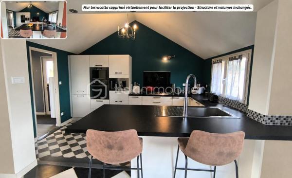 Cette maison familiale située dans le bourg de Chasné-sur-Illet est à seulement quelques pas des écoles et des commerces.
Les points forts de cette maison:
-	Chasné sur Illet (secteur nord de Rennes recherché), village adjacent à Liffré (5km)
-	Maison plain pied
-	Maison non mitoyenne
-	Nombreux rangements
-	Belle luminosité
-	Buanderie
-	Magnifique pièce à vivre
-	Grande cuisine
-	3 chambres possibilité 4
-	Entièrement clôturée  
-       Terrasse exposée Sud
-       Atelier
-       Rangements/dressings dans chaque chambre...

Les extérieurs : 
Implantée sur un terrain clos de 699 m² - Maison familiale - Cour en enrobé permettant de stationner plusieurs véhicules - Portail coulissant et portillon en aluminium - Cabanon/atelier idéal pour le rangement ou le bricolage - Deux terrasses exposées plein sud - Store banne - Profiter des beaux jours en toute tranquillité.

La maison :
Plain-pied... Rare ! - Maison de près de 140m² - Volumes généreux - Belle luminosité avec une double exposition et lumière traversante -  Vaste pièce de vie traversante nord/sud d’environ 60 m² ouverte sur la terrasse, offrant un espace de vie convivial et chaleureux, sublimé par un poêle à granulés - La cuisine, spacieuse, aménagée et entièrement équipée, séduira les amateurs de convivialité avec ses nombreux rangements, ses grands plans de travail et son espace repas. Buanderie attenante, pensée comme une véritable cuisine secondaire, vient compléter cet espace avec un confort rare au quotidien 

Côté nuit à l'opposé de l'espace de vie pour plus de tranquillité -  Trois chambres sur parquet - Première chambre d’environ 10 m² avec placard - Deux plus grandes chambres de plus de 18 m² chacune, également dotées de rangements intégrés de style dressing - La salle d’eau moderne dispose d’une douche à l’italienne (receveur ultra-plat), d’une double vasque et d’une fenêtre apportant lumière naturelle et ventilation - Toilettes suspendues séparées.

Côté technique :
Assainissement collectif - Chauffage mixte (granulés + radiateurs électriques haut de gamme) - Menuiseries PVC double vitrage - Faibles consommation énergétiques - Bonne isolation - Maison en briques : meilleur isolant.

Le secteur : 
Située à seulement 5 minutes du centre de Liffré, en plein cœur du bourg de Chasné-sur-Illet, cette maison familiale vous séduira par son environnement calme et agréable, à proximité immédiate des commerces et des écoles accessibles à pied. Située dans une commune dynamique alliant charme de la campagne et proximité de Rennes, vous profiterez de commerces, écoles, services et d’un accès rapide aux axes routiers vers Liffré 35340 et Saint-Aubin-d’Aubigné. Un cadre calme et agréable, idéal pour une vie de famille tout en restant connecté à la métropole rennaise. J'attends votre appel pour répondre à vos questions et planifier une visite.

Dans le cadre de votre projet d’acquisition et conformément aux dispositions de la loi ELAN, nous souhaitons vous informer de vos droits avant la visite du bien que vous envisagez. Nous vous rappelons que vous avez la possibilité de vous faire accompagner, lors de la visite, par un professionnel de la construction de votre choix (architecte, expert en bâtiment, maître d’œuvre, artisan, etc.). Cette démarche peut vous permettre d’obtenir un avis technique éclairé sur l’état du bien, d’identifier d’éventuels travaux à prévoir et de sécuriser votre projet d’acquisition. Nous vous remercions de bien vouloir nous informer en amont de la visite si vous souhaitez être accompagné(e), afin de faciliter l’organisation de celle-ci dans les meilleures conditions.
