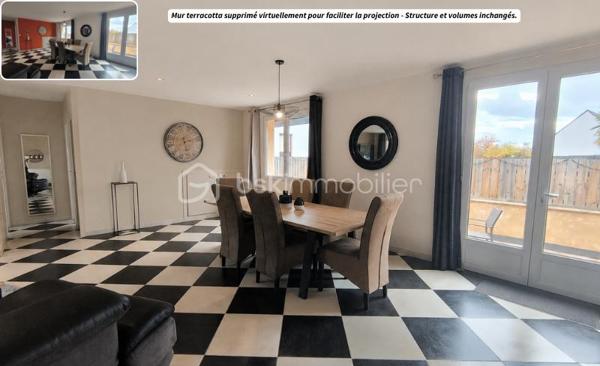 Cette maison familiale située dans le bourg de Chasné-sur-Illet est à seulement quelques pas des écoles et des commerces.
Les points forts de cette maison:
-	Chasné sur Illet (secteur nord de Rennes recherché), village adjacent à Liffré (5km)
-	Maison plain pied
-	Maison non mitoyenne
-	Nombreux rangements
-	Belle luminosité
-	Buanderie
-	Magnifique pièce à vivre
-	Grande cuisine
-	3 chambres possibilité 4
-	Entièrement clôturée  
-       Terrasse exposée Sud
-       Atelier
-       Rangements/dressings dans chaque chambre...

Les extérieurs : 
Implantée sur un terrain clos de 699 m² - Maison familiale - Cour en enrobé permettant de stationner plusieurs véhicules - Portail coulissant et portillon en aluminium - Cabanon/atelier idéal pour le rangement ou le bricolage - Deux terrasses exposées plein sud - Store banne - Profiter des beaux jours en toute tranquillité.

La maison :
Plain-pied... Rare ! - Maison de près de 140m² - Volumes généreux - Belle luminosité avec une double exposition et lumière traversante -  Vaste pièce de vie traversante nord/sud d’environ 60 m² ouverte sur la terrasse, offrant un espace de vie convivial et chaleureux, sublimé par un poêle à granulés - La cuisine, spacieuse, aménagée et entièrement équipée, séduira les amateurs de convivialité avec ses nombreux rangements, ses grands plans de travail et son espace repas. Buanderie attenante, pensée comme une véritable cuisine secondaire, vient compléter cet espace avec un confort rare au quotidien 

Côté nuit à l'opposé de l'espace de vie pour plus de tranquillité -  Trois chambres sur parquet - Première chambre d’environ 10 m² avec placard - Deux plus grandes chambres de plus de 18 m² chacune, également dotées de rangements intégrés de style dressing - La salle d’eau moderne dispose d’une douche à l’italienne (receveur ultra-plat), d’une double vasque et d’une fenêtre apportant lumière naturelle et ventilation - Toilettes suspendues séparées.

Côté technique :
Assainissement collectif - Chauffage mixte (granulés + radiateurs électriques haut de gamme) - Menuiseries PVC double vitrage - Faibles consommation énergétiques - Bonne isolation - Maison en briques : meilleur isolant.

Le secteur : 
Située à seulement 5 minutes du centre de Liffré, en plein cœur du bourg de Chasné-sur-Illet, cette maison familiale vous séduira par son environnement calme et agréable, à proximité immédiate des commerces et des écoles accessibles à pied. Située dans une commune dynamique alliant charme de la campagne et proximité de Rennes, vous profiterez de commerces, écoles, services et d’un accès rapide aux axes routiers vers Liffré 35340 et Saint-Aubin-d’Aubigné. Un cadre calme et agréable, idéal pour une vie de famille tout en restant connecté à la métropole rennaise. J'attends votre appel pour répondre à vos questions et planifier une visite.

Dans le cadre de votre projet d’acquisition et conformément aux dispositions de la loi ELAN, nous souhaitons vous informer de vos droits avant la visite du bien que vous envisagez. Nous vous rappelons que vous avez la possibilité de vous faire accompagner, lors de la visite, par un professionnel de la construction de votre choix (architecte, expert en bâtiment, maître d’œuvre, artisan, etc.). Cette démarche peut vous permettre d’obtenir un avis technique éclairé sur l’état du bien, d’identifier d’éventuels travaux à prévoir et de sécuriser votre projet d’acquisition. Nous vous remercions de bien vouloir nous informer en amont de la visite si vous souhaitez être accompagné(e), afin de faciliter l’organisation de celle-ci dans les meilleures conditions.