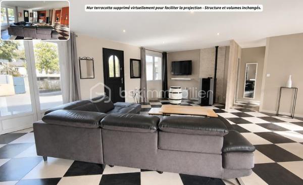 Cette maison familiale située dans le bourg de Chasné-sur-Illet est à seulement quelques pas des écoles et des commerces.
Les points forts de cette maison:
-	Chasné sur Illet (secteur nord de Rennes recherché), village adjacent à Liffré (5km)
-	Maison plain pied
-	Maison non mitoyenne
-	Nombreux rangements
-	Belle luminosité
-	Buanderie
-	Magnifique pièce à vivre
-	Grande cuisine
-	3 chambres possibilité 4
-	Entièrement clôturée  
-       Terrasse exposée Sud
-       Atelier
-       Rangements/dressings dans chaque chambre...

Les extérieurs : 
Implantée sur un terrain clos de 699 m² - Maison familiale - Cour en enrobé permettant de stationner plusieurs véhicules - Portail coulissant et portillon en aluminium - Cabanon/atelier idéal pour le rangement ou le bricolage - Deux terrasses exposées plein sud - Store banne - Profiter des beaux jours en toute tranquillité.

La maison :
Plain-pied... Rare ! - Maison de près de 140m² - Volumes généreux - Belle luminosité avec une double exposition et lumière traversante -  Vaste pièce de vie traversante nord/sud d’environ 60 m² ouverte sur la terrasse, offrant un espace de vie convivial et chaleureux, sublimé par un poêle à granulés - La cuisine, spacieuse, aménagée et entièrement équipée, séduira les amateurs de convivialité avec ses nombreux rangements, ses grands plans de travail et son espace repas. Buanderie attenante, pensée comme une véritable cuisine secondaire, vient compléter cet espace avec un confort rare au quotidien 

Côté nuit à l'opposé de l'espace de vie pour plus de tranquillité -  Trois chambres sur parquet - Première chambre d’environ 10 m² avec placard - Deux plus grandes chambres de plus de 18 m² chacune, également dotées de rangements intégrés de style dressing - La salle d’eau moderne dispose d’une douche à l’italienne (receveur ultra-plat), d’une double vasque et d’une fenêtre apportant lumière naturelle et ventilation - Toilettes suspendues séparées.

Côté technique :
Assainissement collectif - Chauffage mixte (granulés + radiateurs électriques haut de gamme) - Menuiseries PVC double vitrage - Faibles consommation énergétiques - Bonne isolation - Maison en briques : meilleur isolant.

Le secteur : 
Située à seulement 5 minutes du centre de Liffré, en plein cœur du bourg de Chasné-sur-Illet, cette maison familiale vous séduira par son environnement calme et agréable, à proximité immédiate des commerces et des écoles accessibles à pied. Située dans une commune dynamique alliant charme de la campagne et proximité de Rennes, vous profiterez de commerces, écoles, services et d’un accès rapide aux axes routiers vers Liffré 35340 et Saint-Aubin-d’Aubigné. Un cadre calme et agréable, idéal pour une vie de famille tout en restant connecté à la métropole rennaise. J'attends votre appel pour répondre à vos questions et planifier une visite.

Dans le cadre de votre projet d’acquisition et conformément aux dispositions de la loi ELAN, nous souhaitons vous informer de vos droits avant la visite du bien que vous envisagez. Nous vous rappelons que vous avez la possibilité de vous faire accompagner, lors de la visite, par un professionnel de la construction de votre choix (architecte, expert en bâtiment, maître d’œuvre, artisan, etc.). Cette démarche peut vous permettre d’obtenir un avis technique éclairé sur l’état du bien, d’identifier d’éventuels travaux à prévoir et de sécuriser votre projet d’acquisition. Nous vous remercions de bien vouloir nous informer en amont de la visite si vous souhaitez être accompagné(e), afin de faciliter l’organisation de celle-ci dans les meilleures conditions.