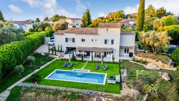 Vaste propriété avec piscine à vendre à proximité immédiate de Valbonne