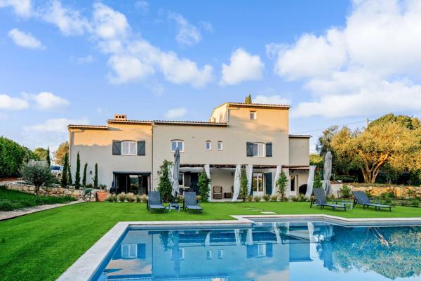 Vaste propriété avec piscine à vendre à proximité immédiate de Valbonne