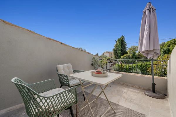 Vaste propriété avec piscine à vendre à proximité immédiate de Valbonne