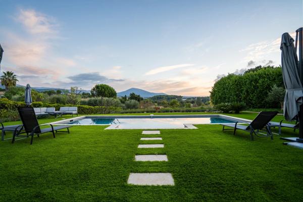 Vaste propriété avec piscine à vendre à proximité immédiate de Valbonne