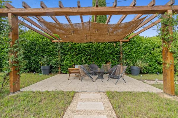 Vaste propriété avec piscine à vendre à proximité immédiate de Valbonne