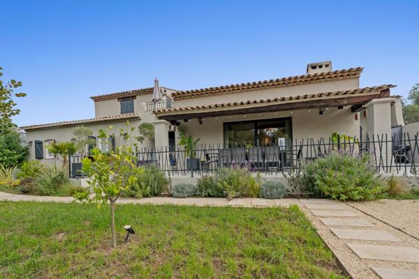 Vaste propriété avec piscine à vendre à proximité immédiate de Valbonne