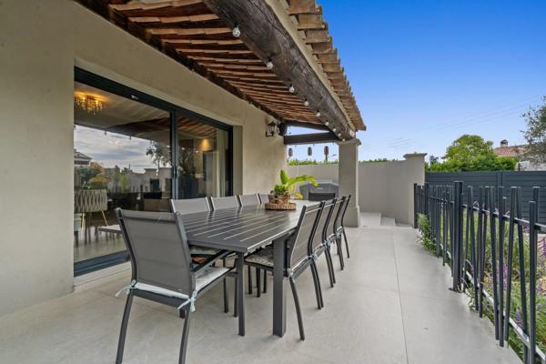 Vaste propriété avec piscine à vendre à proximité immédiate de Valbonne