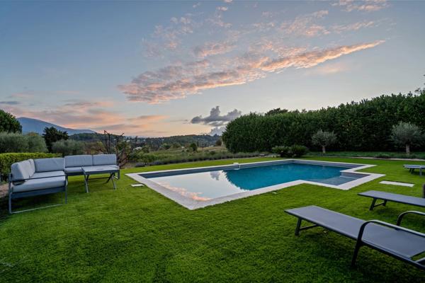 Vaste propriété avec piscine à vendre à proximité immédiate de Valbonne