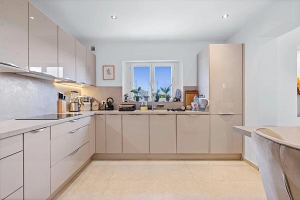 Vaste propriété avec piscine à vendre à proximité immédiate de Valbonne