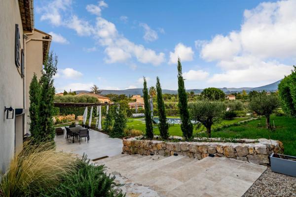 Vaste propriété avec piscine à vendre à proximité immédiate de Valbonne