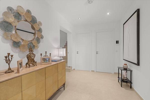 Vaste propriété avec piscine à vendre à proximité immédiate de Valbonne