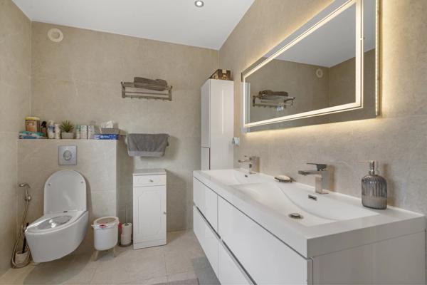 Vaste propriété avec piscine à vendre à proximité immédiate de Valbonne