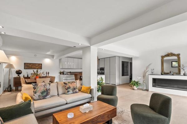 Vaste propriété avec piscine à vendre à proximité immédiate de Valbonne