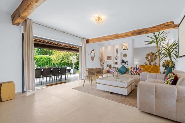 Vaste propriété avec piscine à vendre à proximité immédiate de Valbonne