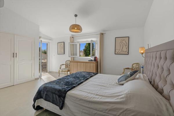 Vaste propriété avec piscine à vendre à proximité immédiate de Valbonne