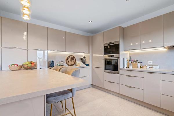 Vaste propriété avec piscine à vendre à proximité immédiate de Valbonne