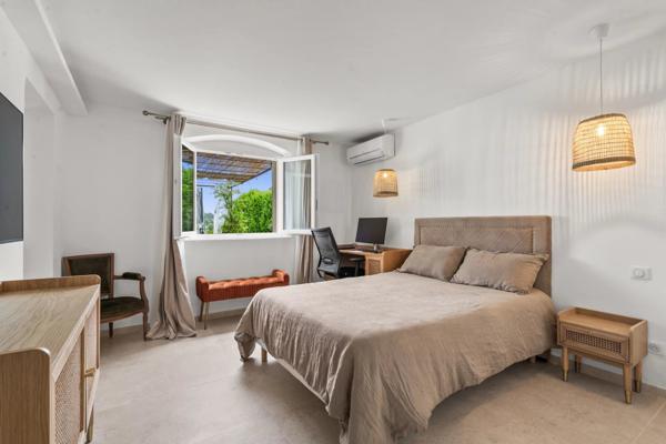 Vaste propriété avec piscine à vendre à proximité immédiate de Valbonne