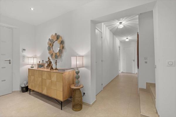 Vaste propriété avec piscine à vendre à proximité immédiate de Valbonne