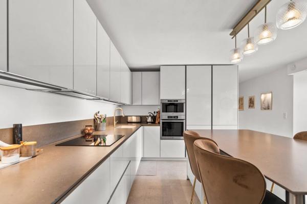 Vaste propriété avec piscine à vendre à proximité immédiate de Valbonne