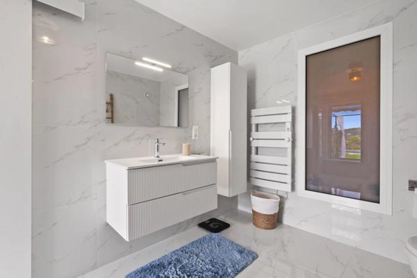 Vaste propriété avec piscine à vendre à proximité immédiate de Valbonne