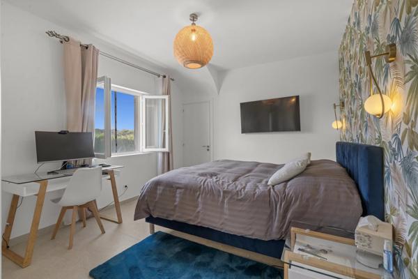 Vaste propriété avec piscine à vendre à proximité immédiate de Valbonne