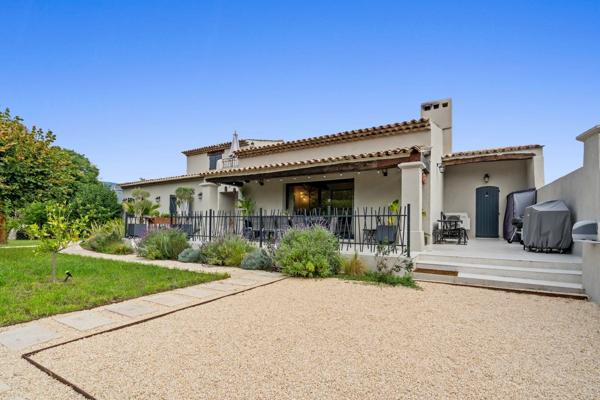 Vaste propriété avec piscine à vendre à proximité immédiate de Valbonne