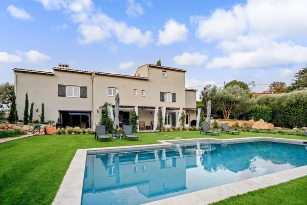 Vaste propriété avec piscine à vendre à proximité immédiate de Valbonne