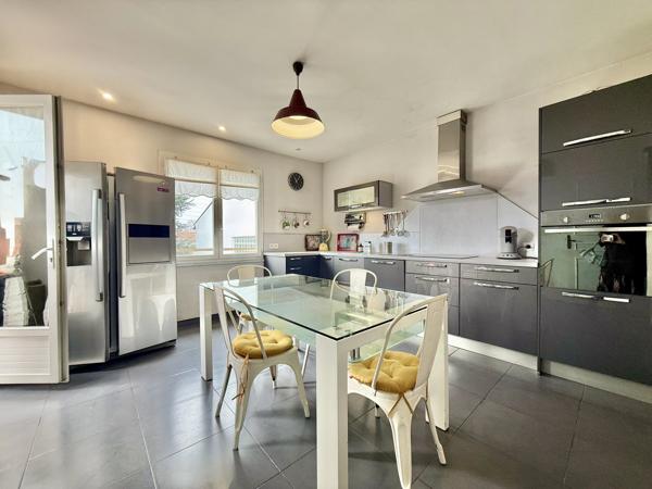 Maison méditerranéenne à Carcassonne, idéale pour les familles avec piscine et jardin,