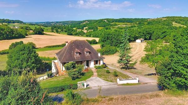 Une solide maison traditionnelle en pierre dans un environnement exceptionnel.