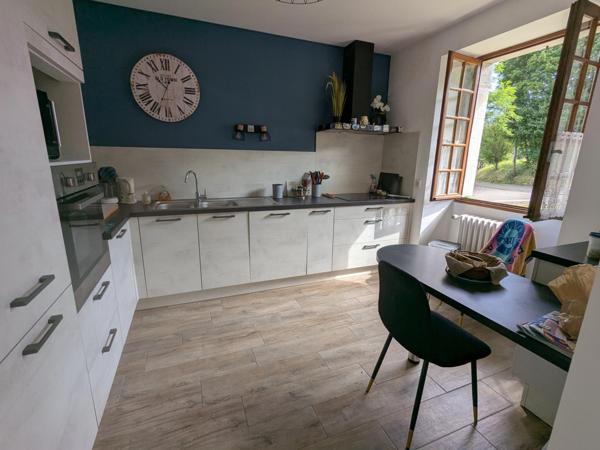 Une solide maison traditionnelle en pierre dans un environnement exceptionnel.