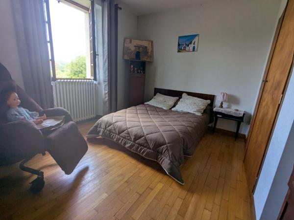 Une solide maison traditionnelle en pierre dans un environnement exceptionnel.