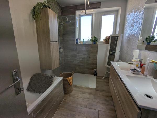 Une solide maison traditionnelle en pierre dans un environnement exceptionnel.