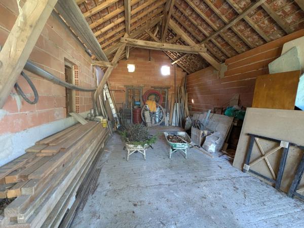 Une solide maison traditionnelle en pierre dans un environnement exceptionnel.