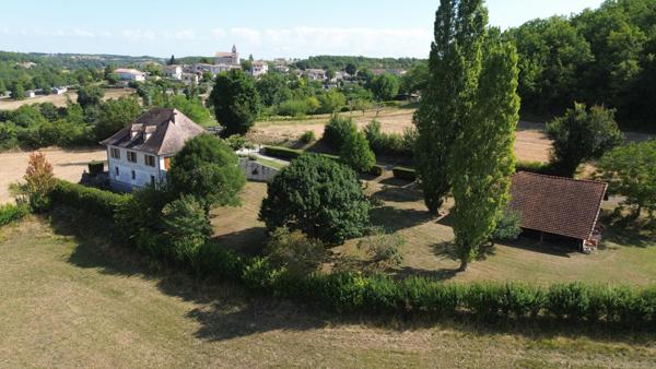 Une solide maison traditionnelle en pierre dans un environnement exceptionnel.