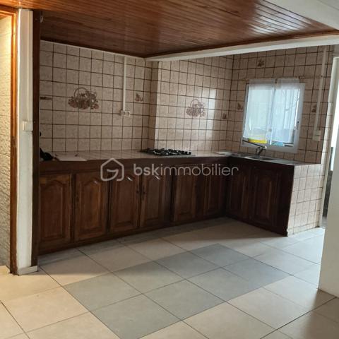Maison à vendre au Tampon Découvrez cette agréable maison, d’environ 50m2, édifiée sur une parcelle d’environ 91 m2.
Idéale pour un premier achat ou un investissement. Au rez-de-chaussée, vous trouverez un garage, une chambre, un séjour lumineux ouvert sur une cuisine équipée, une salle d'eau et un WC. À l'étage, deux mezzanines offrent des espaces supplémentaires à aménager selon vos besoins. N'hésitez pas à me contacter pour plus d'infos ou organiser une visite. Une belle opportunité à découvrir au Tampon.