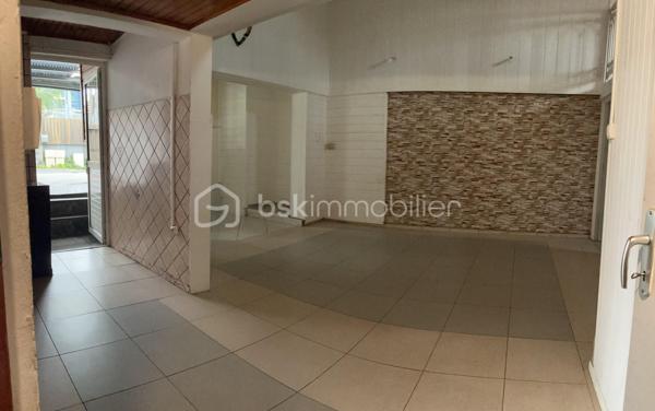 Maison à vendre au Tampon Découvrez cette agréable maison, d’environ 50m2, édifiée sur une parcelle d’environ 91 m2.
Idéale pour un premier achat ou un investissement. Au rez-de-chaussée, vous trouverez un garage, une chambre, un séjour lumineux ouvert sur une cuisine équipée, une salle d'eau et un WC. À l'étage, deux mezzanines offrent des espaces supplémentaires à aménager selon vos besoins. N'hésitez pas à me contacter pour plus d'infos ou organiser une visite. Une belle opportunité à découvrir au Tampon.