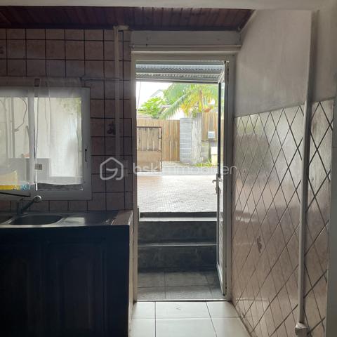 Maison à vendre au Tampon Découvrez cette agréable maison, d’environ 50m2, édifiée sur une parcelle d’environ 91 m2.
Idéale pour un premier achat ou un investissement. Au rez-de-chaussée, vous trouverez un garage, une chambre, un séjour lumineux ouvert sur une cuisine équipée, une salle d'eau et un WC. À l'étage, deux mezzanines offrent des espaces supplémentaires à aménager selon vos besoins. N'hésitez pas à me contacter pour plus d'infos ou organiser une visite. Une belle opportunité à découvrir au Tampon.