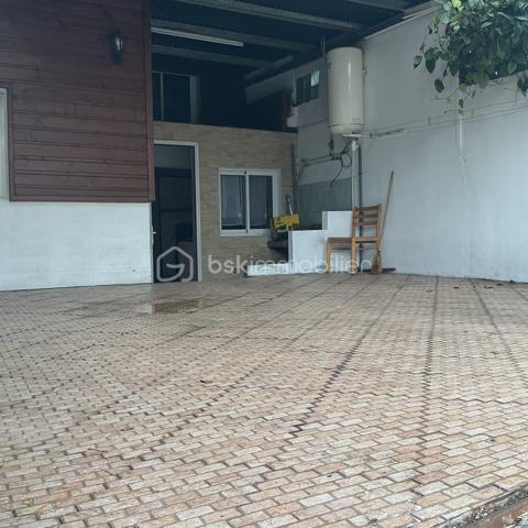 Maison à vendre au Tampon Découvrez cette agréable maison, d’environ 50m2, édifiée sur une parcelle d’environ 91 m2.
Idéale pour un premier achat ou un investissement. Au rez-de-chaussée, vous trouverez un garage, une chambre, un séjour lumineux ouvert sur une cuisine équipée, une salle d'eau et un WC. À l'étage, deux mezzanines offrent des espaces supplémentaires à aménager selon vos besoins. N'hésitez pas à me contacter pour plus d'infos ou organiser une visite. Une belle opportunité à découvrir au Tampon.