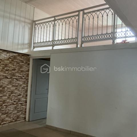 Maison à vendre au Tampon Découvrez cette agréable maison, d’environ 50m2, édifiée sur une parcelle d’environ 91 m2.
Idéale pour un premier achat ou un investissement. Au rez-de-chaussée, vous trouverez un garage, une chambre, un séjour lumineux ouvert sur une cuisine équipée, une salle d'eau et un WC. À l'étage, deux mezzanines offrent des espaces supplémentaires à aménager selon vos besoins. N'hésitez pas à me contacter pour plus d'infos ou organiser une visite. Une belle opportunité à découvrir au Tampon.