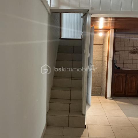 Maison à vendre au Tampon Découvrez cette agréable maison, d’environ 50m2, édifiée sur une parcelle d’environ 91 m2.
Idéale pour un premier achat ou un investissement. Au rez-de-chaussée, vous trouverez un garage, une chambre, un séjour lumineux ouvert sur une cuisine équipée, une salle d'eau et un WC. À l'étage, deux mezzanines offrent des espaces supplémentaires à aménager selon vos besoins. N'hésitez pas à me contacter pour plus d'infos ou organiser une visite. Une belle opportunité à découvrir au Tampon.