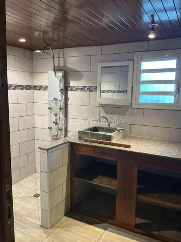 Maison à vendre au Tampon Découvrez cette agréable maison, d’environ 50m2, édifiée sur une parcelle d’environ 91 m2.
Idéale pour un premier achat ou un investissement. Au rez-de-chaussée, vous trouverez un garage, une chambre, un séjour lumineux ouvert sur une cuisine équipée, une salle d'eau et un WC. À l'étage, deux mezzanines offrent des espaces supplémentaires à aménager selon vos besoins. N'hésitez pas à me contacter pour plus d'infos ou organiser une visite. Une belle opportunité à découvrir au Tampon.