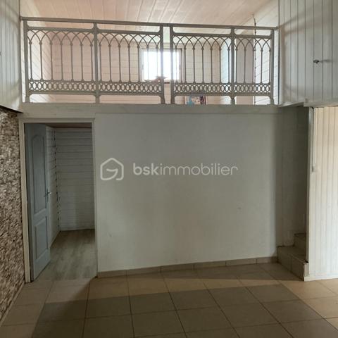 Maison à vendre au Tampon Découvrez cette agréable maison, d’environ 50m2, édifiée sur une parcelle d’environ 91 m2.
Idéale pour un premier achat ou un investissement. Au rez-de-chaussée, vous trouverez un garage, une chambre, un séjour lumineux ouvert sur une cuisine équipée, une salle d'eau et un WC. À l'étage, deux mezzanines offrent des espaces supplémentaires à aménager selon vos besoins. N'hésitez pas à me contacter pour plus d'infos ou organiser une visite. Une belle opportunité à découvrir au Tampon.